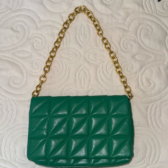 Green quilted shoulder bag with gold chain strap - Picture 2 of 3